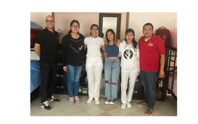 Adrián visita a las jóvenes universitarias de Casa Eudes, integrantes del programa de becas Objetivo Luna