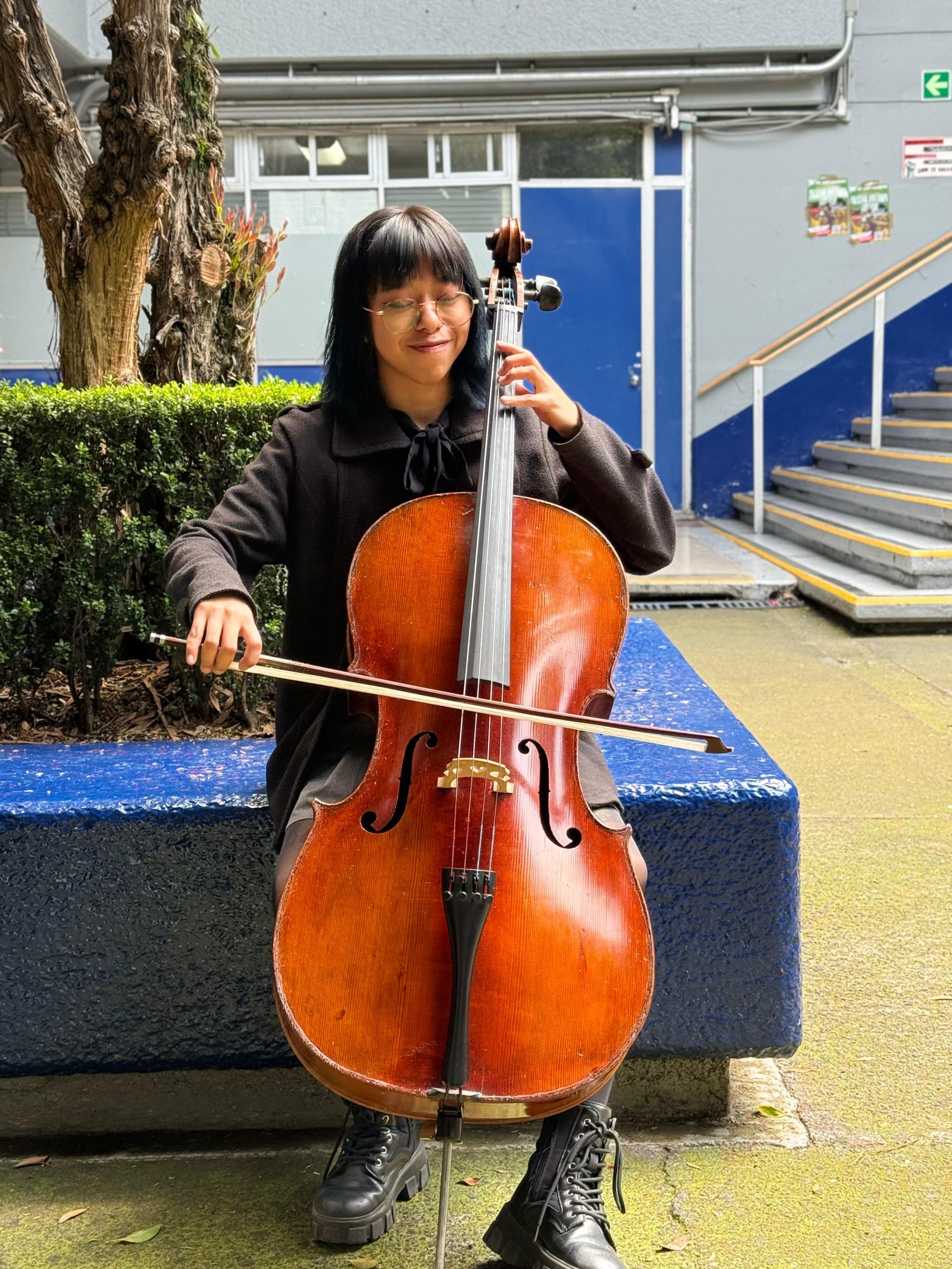 Tania jouant le violoncelle